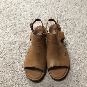 bøc brand mini heeled sandals, opened toed.